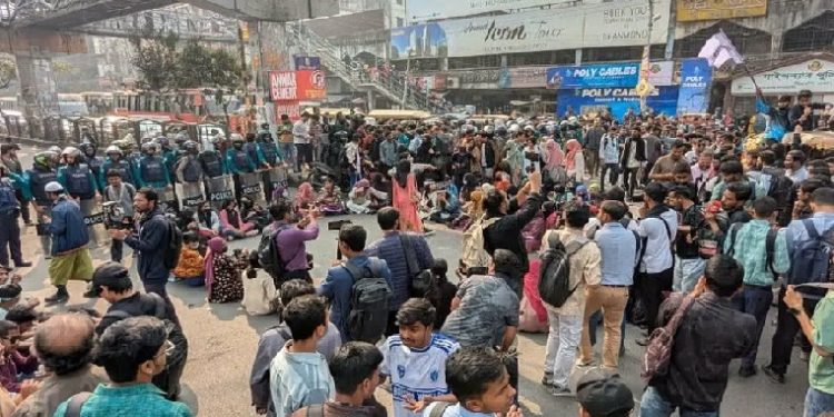 সাত কলেজের শিক্ষার্থীরা ফের ঢাকার তিন স্থানে অবরোধ