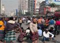 বাড্ডায় সড়ক অবরোধ করেছে ব্যাটারিচালিত রিকশা চালকরা