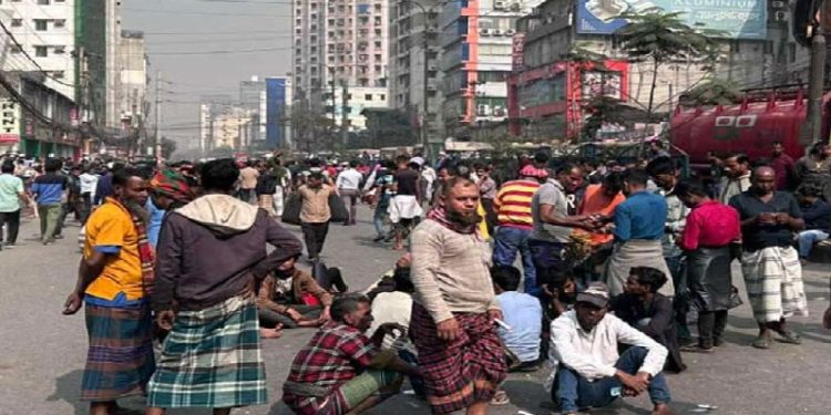 বাড্ডায় সড়ক অবরোধ করেছে ব্যাটারিচালিত রিকশা চালকরা