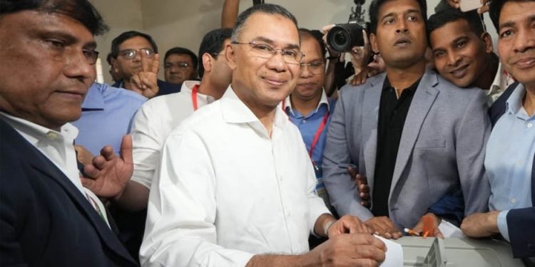রাজধানীর গুলশান মডেল স্কুল অ্যান্ড কলেজ কেন্দ্রে ভোট দিলেন তারেক রহমান