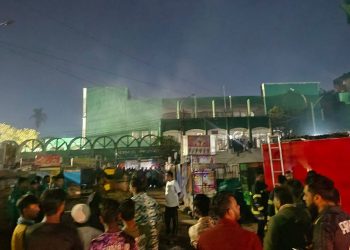 খুলনার নিউ মার্কেট সংলগ্ন বায়তুন নূর শপিং সেন্টারে আগুন