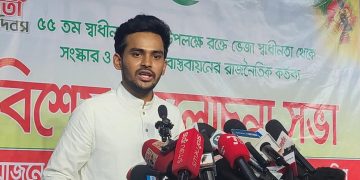 এক মাসের মধ্যে কীভাবে এত দুরবস্থা হয়? অবশ্যই সরকারের ঘনিষ্ঠ কেউ তেল মজুদ করছে: আসিফ মাহমুদ