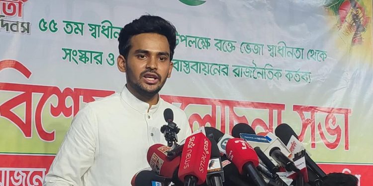 এক মাসের মধ্যে কীভাবে এত দুরবস্থা হয়? অবশ্যই সরকারের ঘনিষ্ঠ কেউ তেল মজুদ করছে: আসিফ মাহমুদ