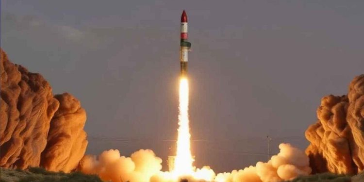 ইরান ইসরায়েলের পথে প্রথমবার বিধ্বংসী ‘নাসরাল্লাহ’ ক্ষেপণাস্ত্র ছুড়ল