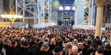 ইরানের মসজিদগুলোতে মানুষের ঢল, হুমকি উপেক্ষা করে ঈদ উদ্‌যাপন