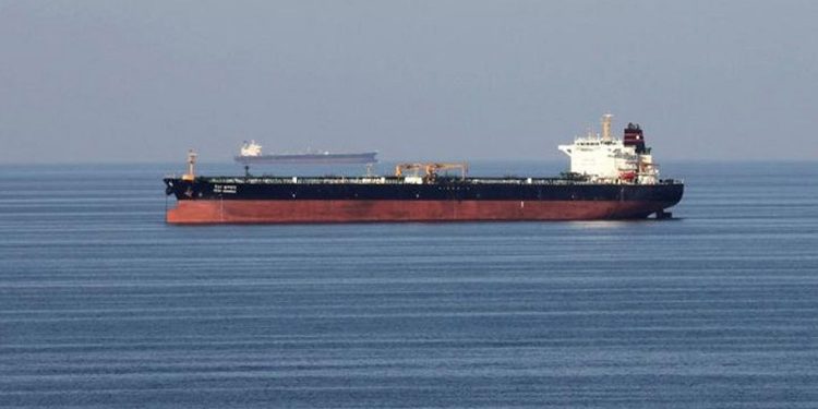 হরমুজ প্রণালীতে ক্ষেপণাস্ত্র হামলায় জাহাজে আগুন