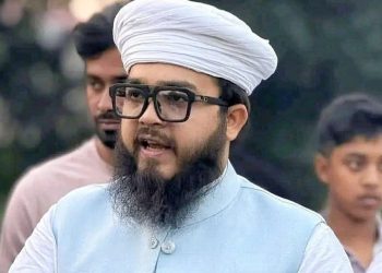 জাতীয় সংসদে নামাজ আদায় করতে গিয়ে জুতা খোয়ালেন এমপি হানজালা