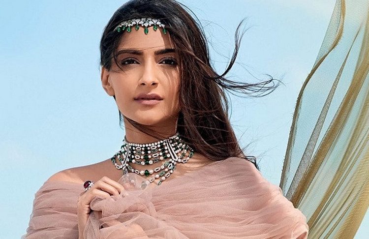 দ্বিতীয় সন্তানের মা হলেন বলিউড অভিনেত্রী সোনম কাপুর