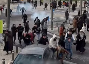 আল-আকসায় ঈদের নামাজে আসা মুসল্লিদের ওপর ইসরায়েলি বাহিনীর হামলা