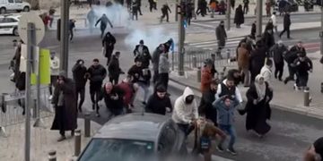 আল-আকসায় ঈদের নামাজে আসা মুসল্লিদের ওপর ইসরায়েলি বাহিনীর হামলা