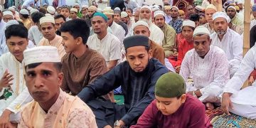 বগুড়ায় বাবা-সন্তানকে নিয়ে ঈদগাহ ঈদগাহ ময়দানে নামাজ আদায় করেন মুশফিক