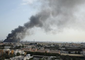 বাহরাইনের গ্রামীণ স্থাপনায় ইরানের ক্ষেপণাস্ত্রের আঘাতে আগুন