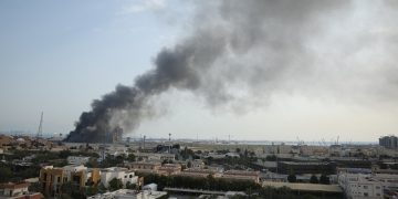 বাহরাইনের গ্রামীণ স্থাপনায় ইরানের ক্ষেপণাস্ত্রের আঘাতে আগুন