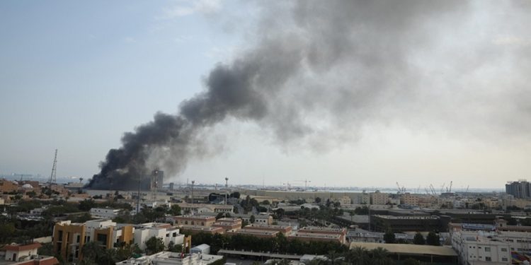 বাহরাইনের গ্রামীণ স্থাপনায় ইরানের ক্ষেপণাস্ত্রের আঘাতে আগুন