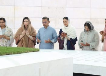 পরিবারের সদস্যদের নিয়ে বাবা-মায়ের কবর জিয়ারত করলেন প্রধানমন্ত্রী