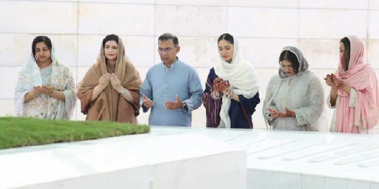 পরিবারের সদস্যদের নিয়ে বাবা-মায়ের কবর জিয়ারত করলেন প্রধানমন্ত্রী