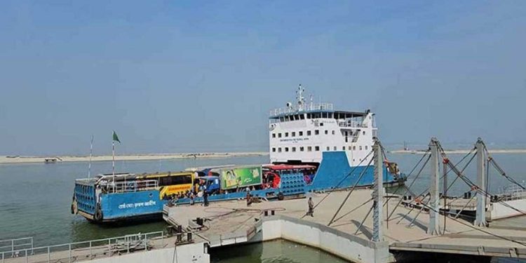 দৌলতদিয়া-পাটুরিয়া নৌরুটে ফেরি চলাচল সাময়িকভাবে বন্ধ