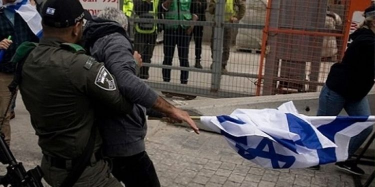 নিজ দেশের সৈন্যদের লক্ষ্য করে পাথর ছুঁড়েছে ইসরায়েলিরা