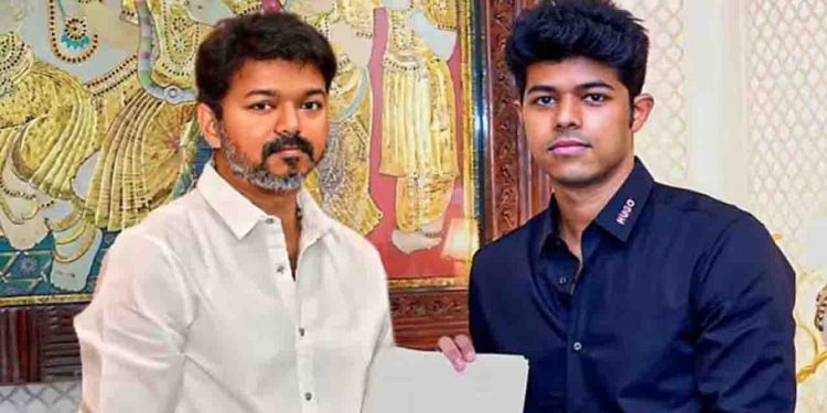 বাবার সঙ্গে দূরত্ব বাড়ালেন ছেলে