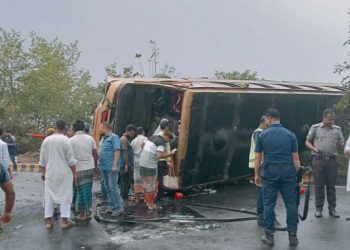 নিয়ন্ত্রণ হারিয়ে যাত্রীবাহী বাস উল্টে গেল, আহত অনেকে