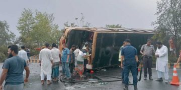 নিয়ন্ত্রণ হারিয়ে যাত্রীবাহী বাস উল্টে গেল, আহত অনেকে