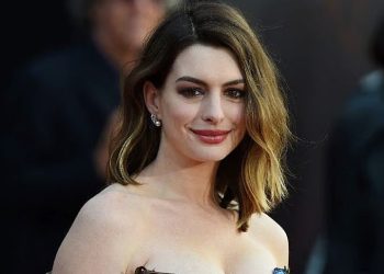 ‘ইনশাআল্লাহ’ বলায় হলিউড অভিনেত্রীকে দেওয়া হলো আল কোরআন