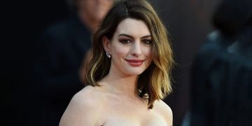 ‘ইনশাআল্লাহ’ বলায় হলিউড অভিনেত্রীকে দেওয়া হলো আল কোরআন