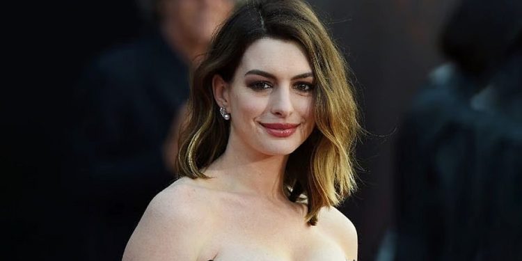 ‘ইনশাআল্লাহ’ বলায় হলিউড অভিনেত্রীকে দেওয়া হলো আল কোরআন