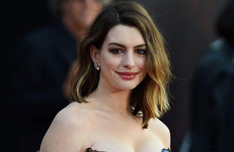 ‘ইনশাআল্লাহ’ বলায় হলিউড অভিনেত্রীকে দেওয়া হলো আল কোরআন