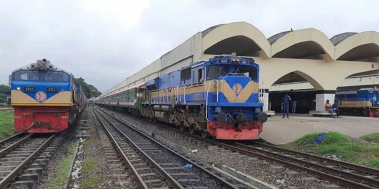 রাজধানীতে চলন্ত ট্রেনে উঠতে গিয়ে নারীর মৃত্যু