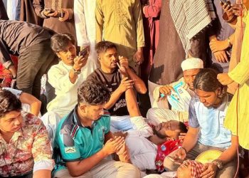 জুলাই শহীদ পরিবারের অনুরোধে তিন শিক্ষার্থী অনশন ভাঙলেন