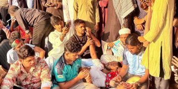 জুলাই শহীদ পরিবারের অনুরোধে তিন শিক্ষার্থী অনশন ভাঙলেন