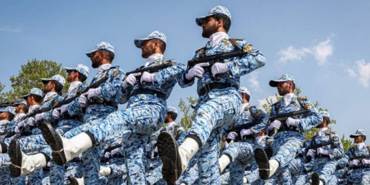 ‘শক্তি ও নিরাপত্তার প্রতীক’ হিসেবে ইরানের সেনাবাহিনীর প্রশংসা