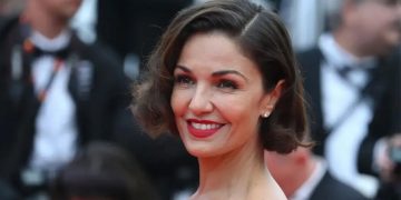 সুইমিং পুল থেকে অভিনেত্রীর মরদেহ উদ্ধার