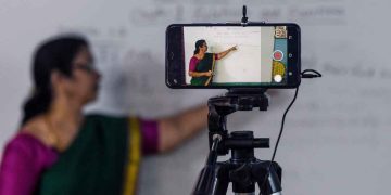 অনলাইন ক্লাসের বিরুদ্ধে তীব্র প্রতিবাদ জানিয়ে ৪ বিকল্প প্রস্তাব অভিভাবকদের