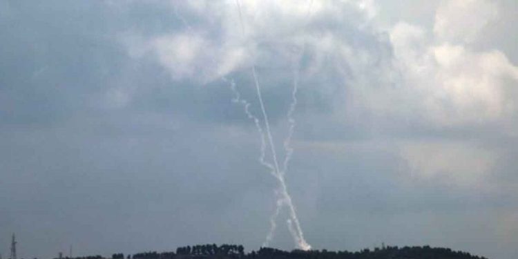 ইসরায়েলে হিজবুল্লাহর ২০ রকেট হামলা