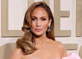 ৪ বিয়ে ৭ প্রেম, তবুও ভালোবাসা খুঁজছেন অভিনেত্রী