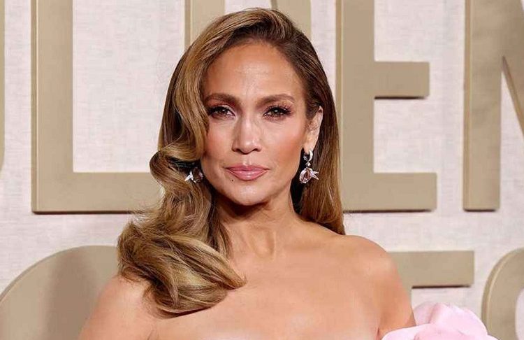 ৪ বিয়ে ৭ প্রেম, তবুও ভালোবাসা খুঁজছেন অভিনেত্রী