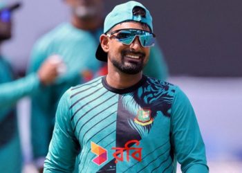 মাইলফলকের সামনে দাঁড়িয়ে লিটন দাস