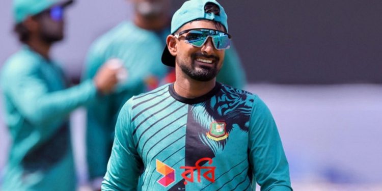 মাইলফলকের সামনে দাঁড়িয়ে লিটন দাস