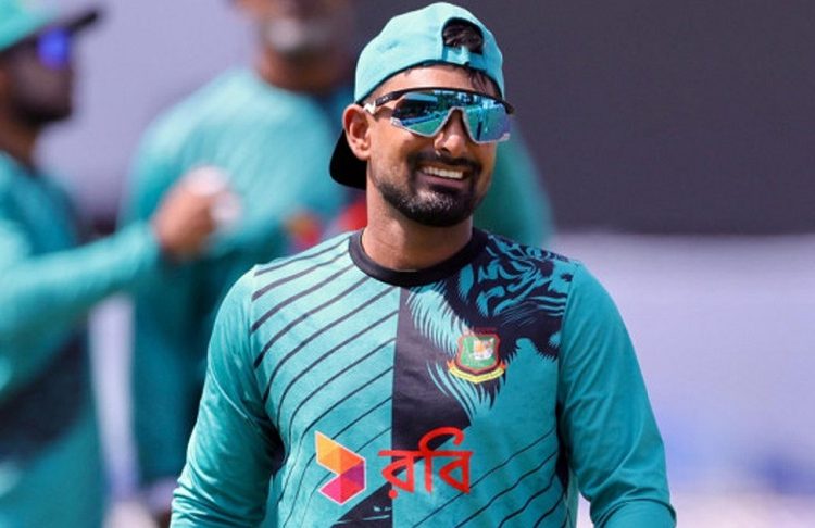 মাইলফলকের সামনে দাঁড়িয়ে লিটন দাস