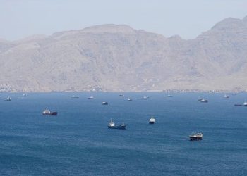 হরমুজে ২০০০ জাহাজসহ ২০ হাজার নাবিক আটকা