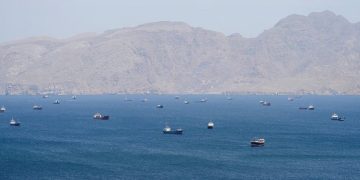 হরমুজে ২০০০ জাহাজসহ ২০ হাজার নাবিক আটকা