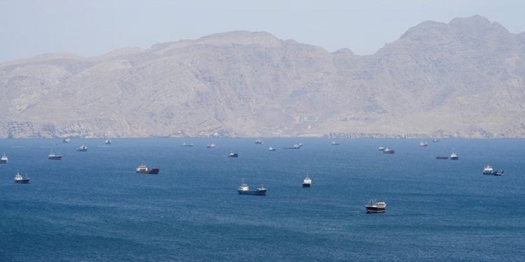 হরমুজে ২০০০ জাহাজসহ ২০ হাজার নাবিক আটকা