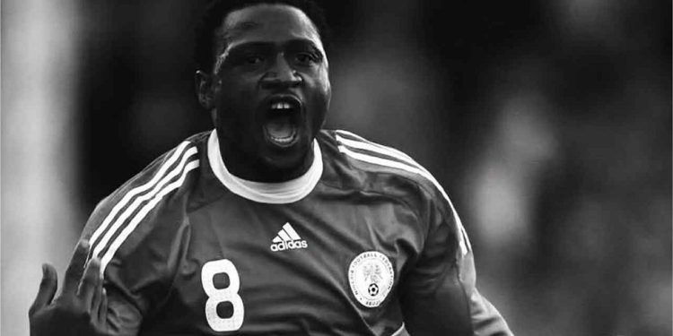 মাঠে লুটিয়ে পড়ে নাইজেরিয়ার সাবেক স্ট্রাইকারের মৃত্যু