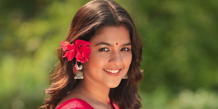 ছোটবেলায় লাল-সাদা জামার জন্য কান্নাকাটি করতাম: সাদিয়া আয়মান