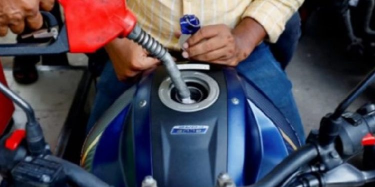 জ্বালানি তেল সংগ্রহে কমেছে ভোগান্তি