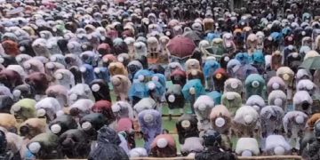 কিশোরগঞ্জের ঐতিহাসিক শোলা‌কিয়ায় তুমুল বৃষ্টির মধ্যেই ঈদের বৃহৎ জামাত অনুষ্ঠিত
