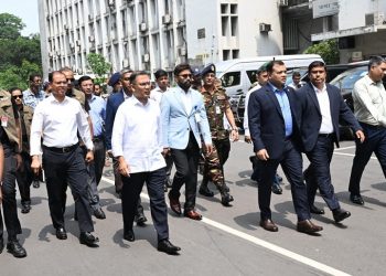 সচিবালয় থেকে হেঁটে গিয়ে ডিসি সম্মেলন উদ্বোধন করলেন প্রধানমন্ত্রী