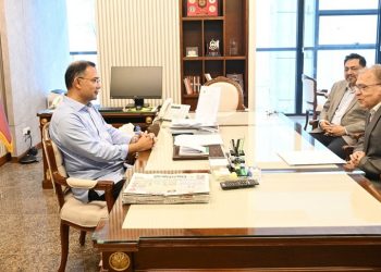 প্রধানমন্ত্রীর সঙ্গে টিআইবির নির্বাহী পরিচালকের সাক্ষাৎ